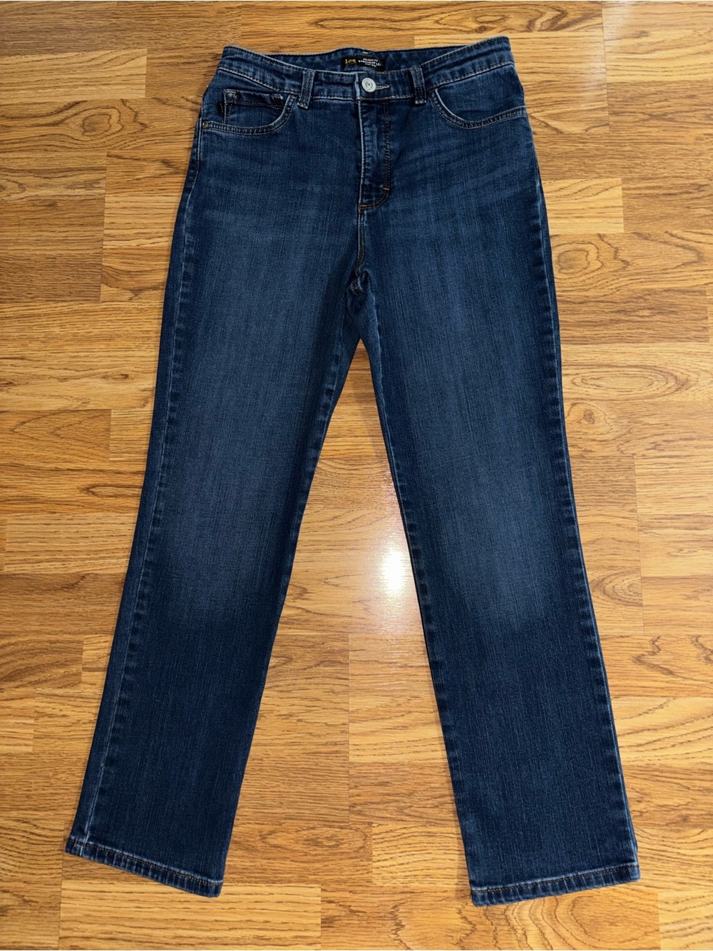 Lee Jeans Women’s Size 4 Short Relaxed Fit Straight Leg High Rise Instantly Slim